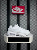 Grid-patterned mesh runner in all white