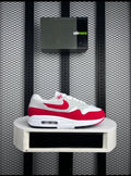 Bright red mudguard mesh runner with grey panels