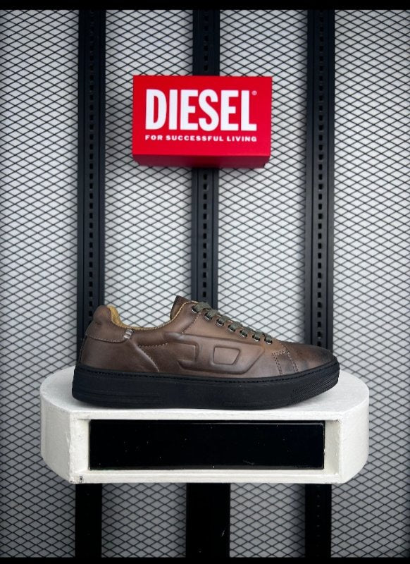 Low-top leather lace-up in burnished brown