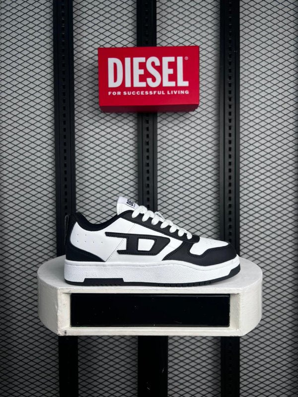Bold side-applique low-top in black and white leather