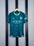 Geometric triangle-print football jersey in dark green