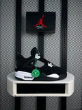 Sneaker black end white cut