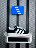 Sneaker black white