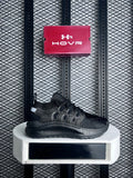 Moulded cage knit runner in all black