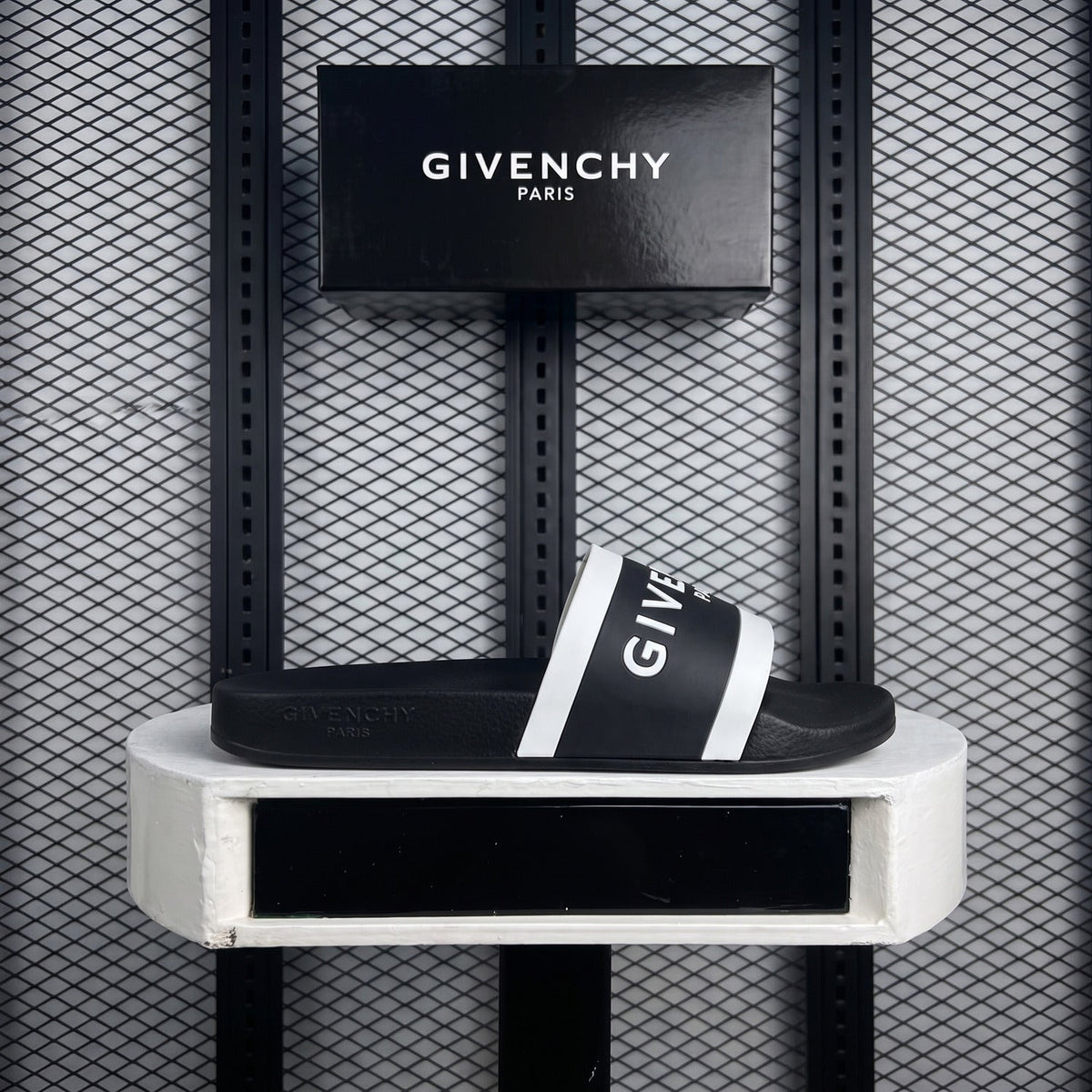 Paris slide black white